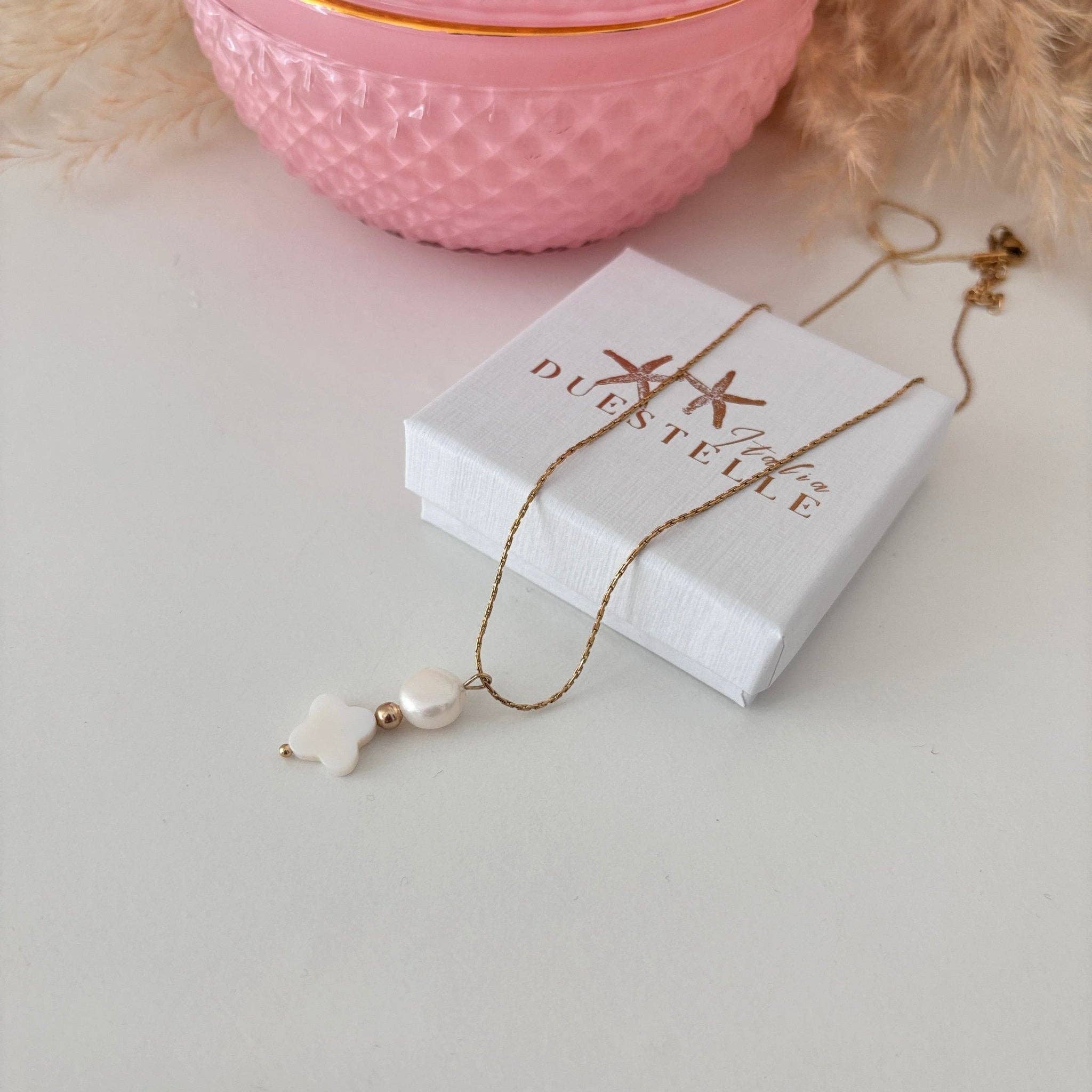 DUESTELLE ITALIA - Wholesale Pendant/Charm Necklace - Fleur de Pearl - White Four-Leaf Clover Necklace6