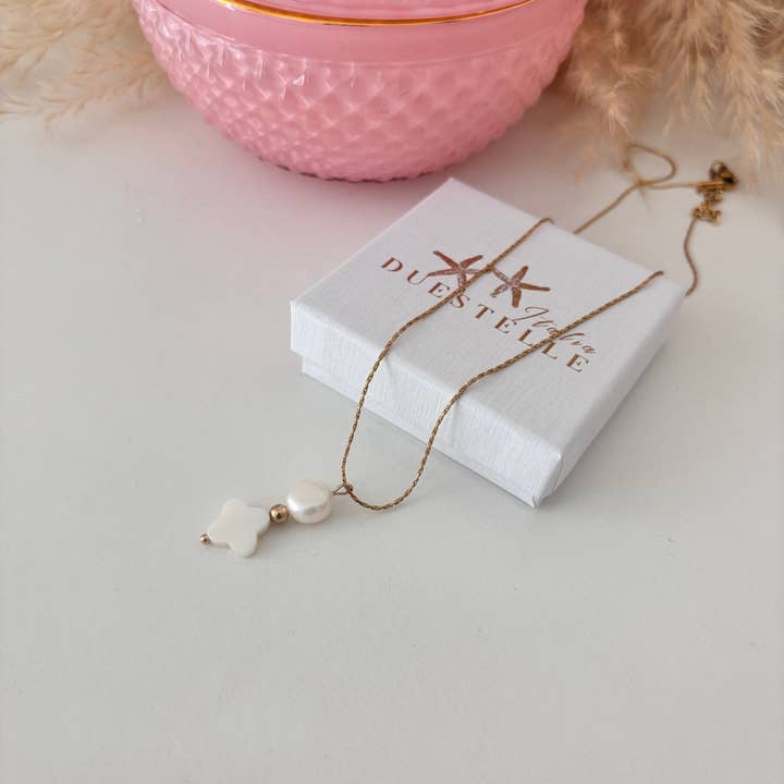 DUESTELLE ITALIA - Wholesale Pendant/Charm Necklace - Fleur de Pearl - White Four-Leaf Clover Necklace6