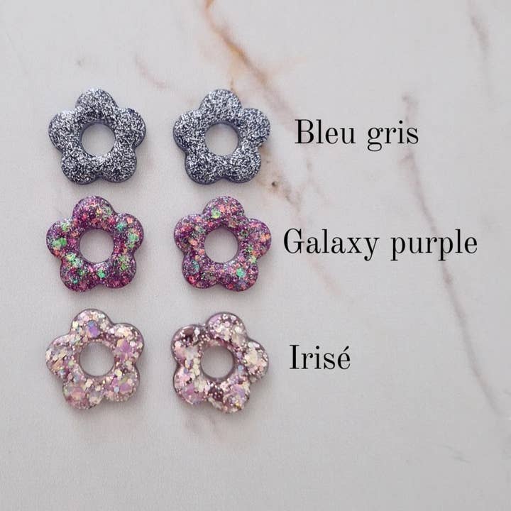 Blumenohrringe aus goldfarbenem Edelstahl (Farbe wählbar) für den Großhandel von Les Noeuds de Maman