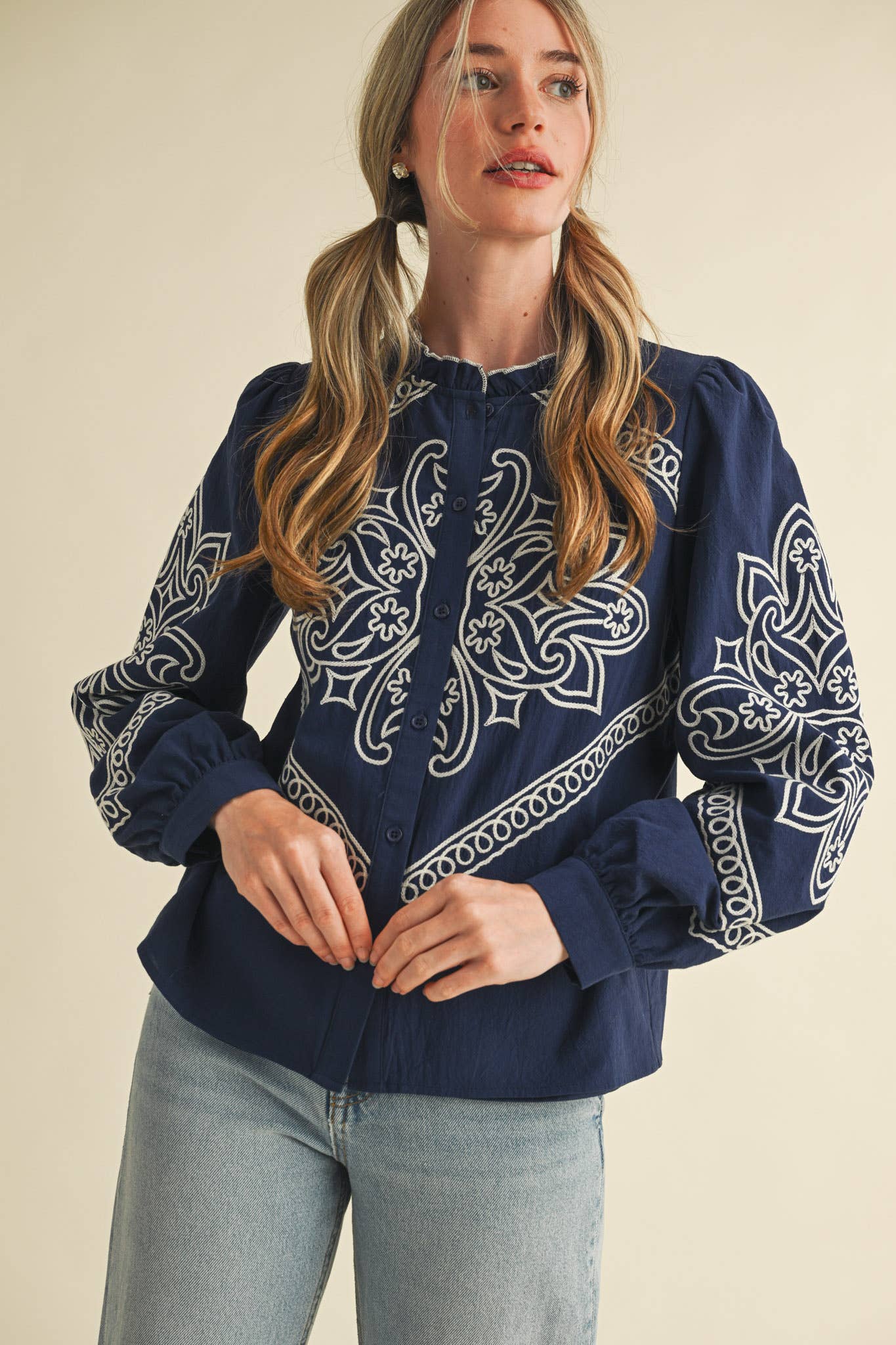 &MERCI – Engroshandel Skjorte med buttondown – til kvinder – BRODERET MOCK NECK KNAPPEBLUSE MTP333642