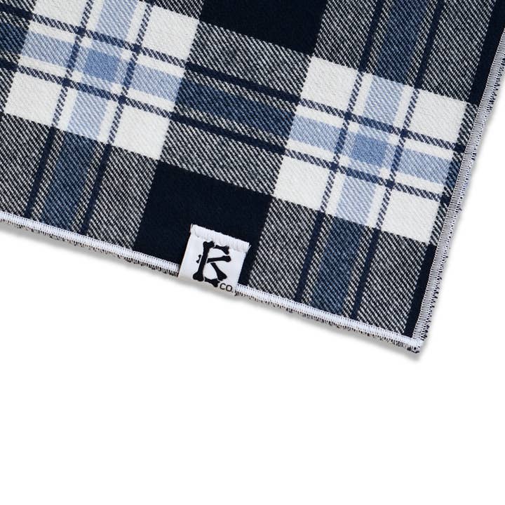 Boneyard Co. - Vendita all'ingrosso Bandana - Cani - Bandana per cani in flanella scozzese blu e bianca «Glacier»