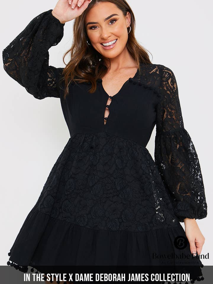 Lace Bell ärm miniklänning för wholesale av In The Style