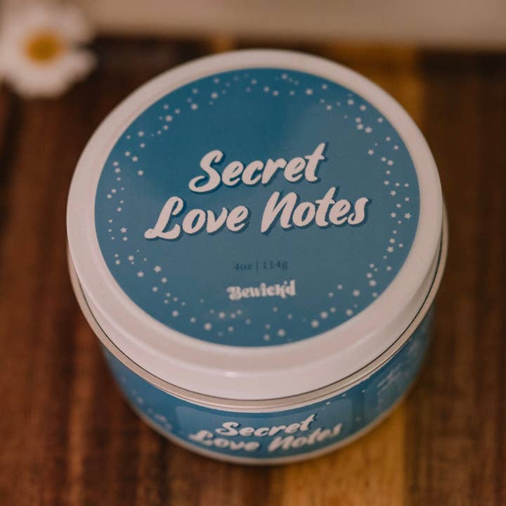 Bougie 4oz Notes d'Amour Secrètes - Parfum de Luxe Inspiré par les Livres pour la vente par Bewick'd Studio