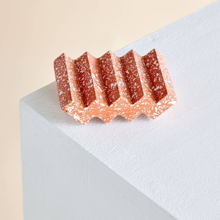 kanju Interiors - Vente Porte-savons de bain - Porte-savon en terrazzo en terre cuite Zig-Zag