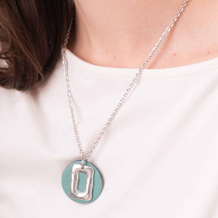 Sobo & Co Jewellery – wholesale Pendant/charm necklace – Short Necklace With Medium Ring & Leather Circle Grape
