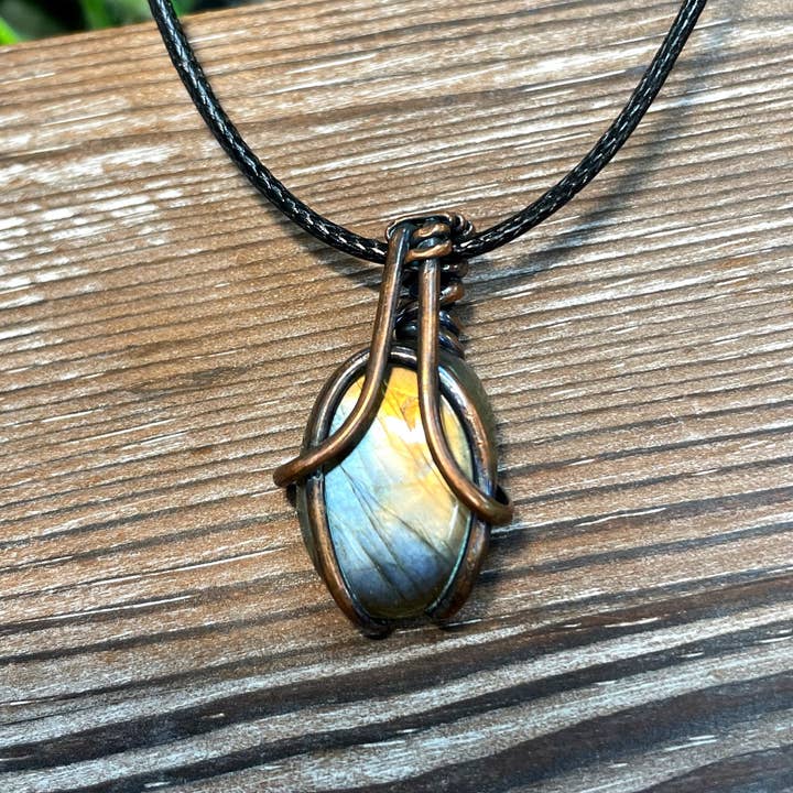 Pendentif en pierre gemme de labradorite enroulée de mini fil pour la vente par Handmade by Marlayna