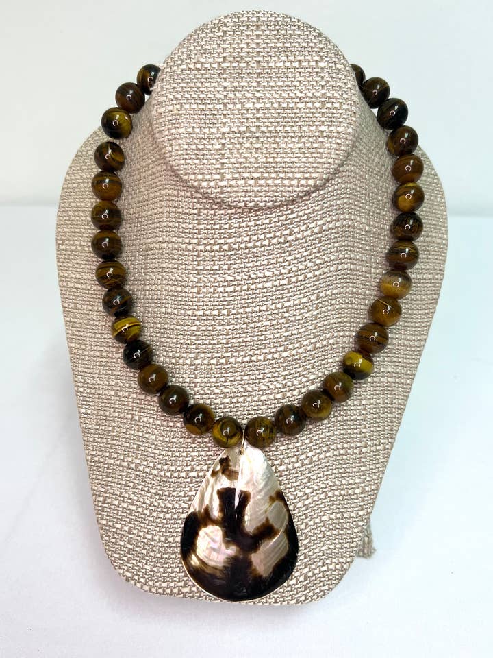 Collier à perles marron avec pendentif en coquillage pour la vente par Merritt Millie