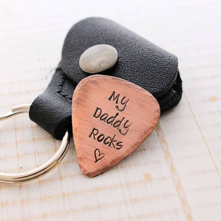 Púa de guitarra Daddy Rocks con funda de piel para venta al por mayor de Woobie Beans Jewelry, Gifts & Apparel