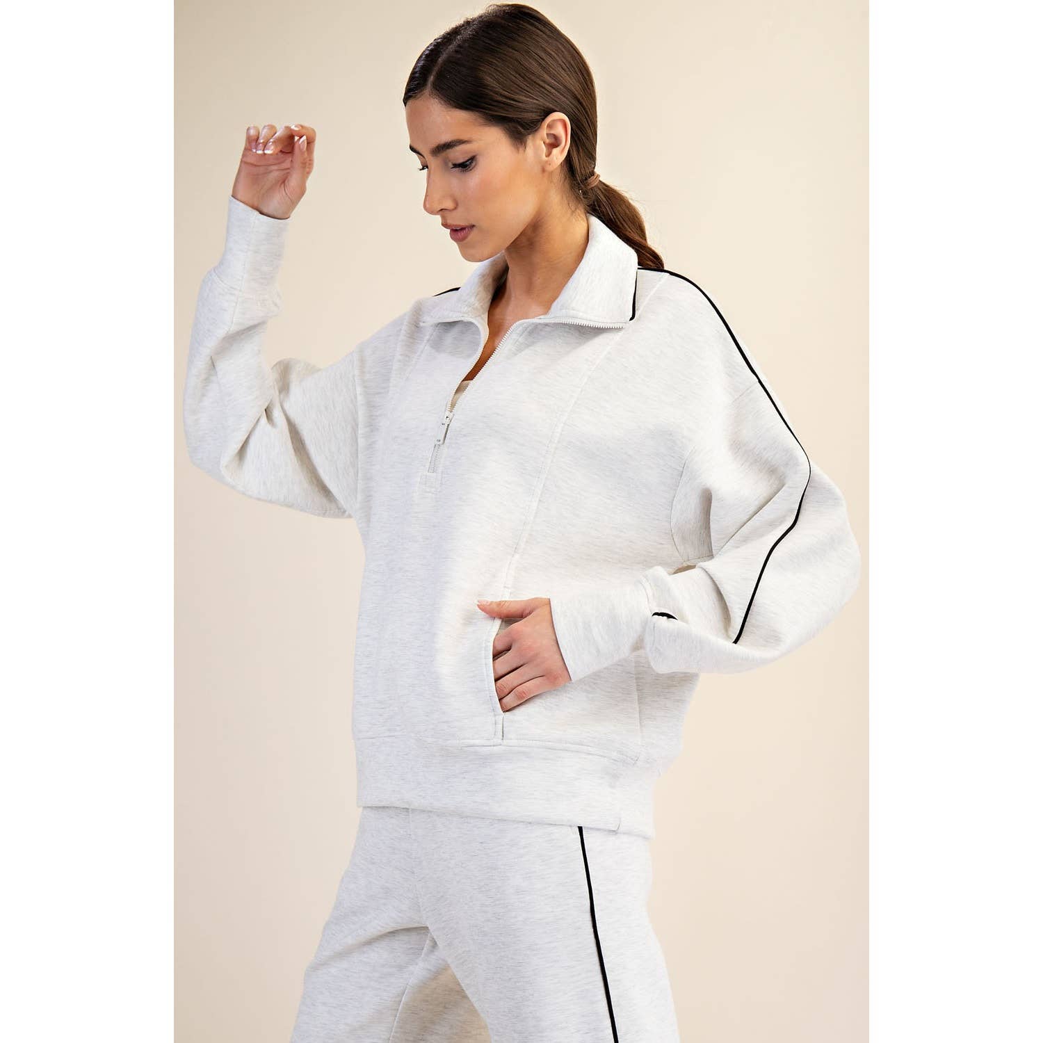 Rae Mode - Vendita all'ingrosso Felpa - Donna - PULLOVER CON ZIP A QUARTO E TUBAZIONI SCUBA MODALE5