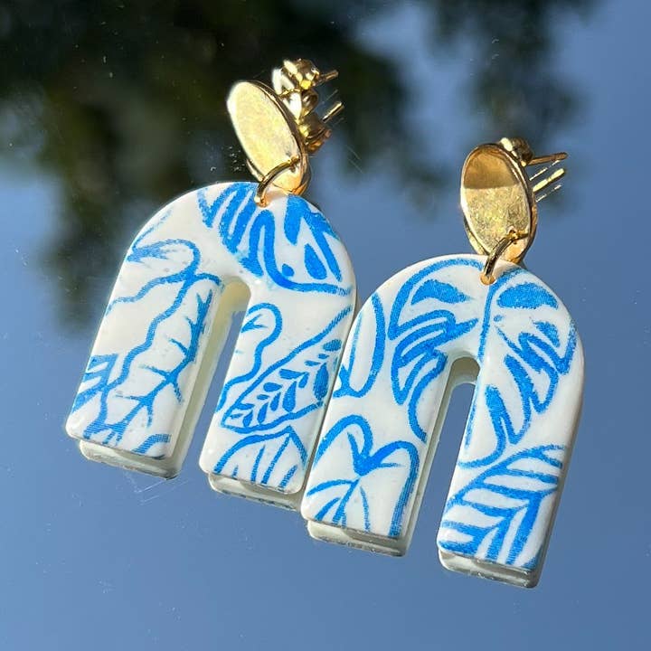 Brincos em arco recortados com estampa botânica branca e azul por atacado de Jess Adams Design