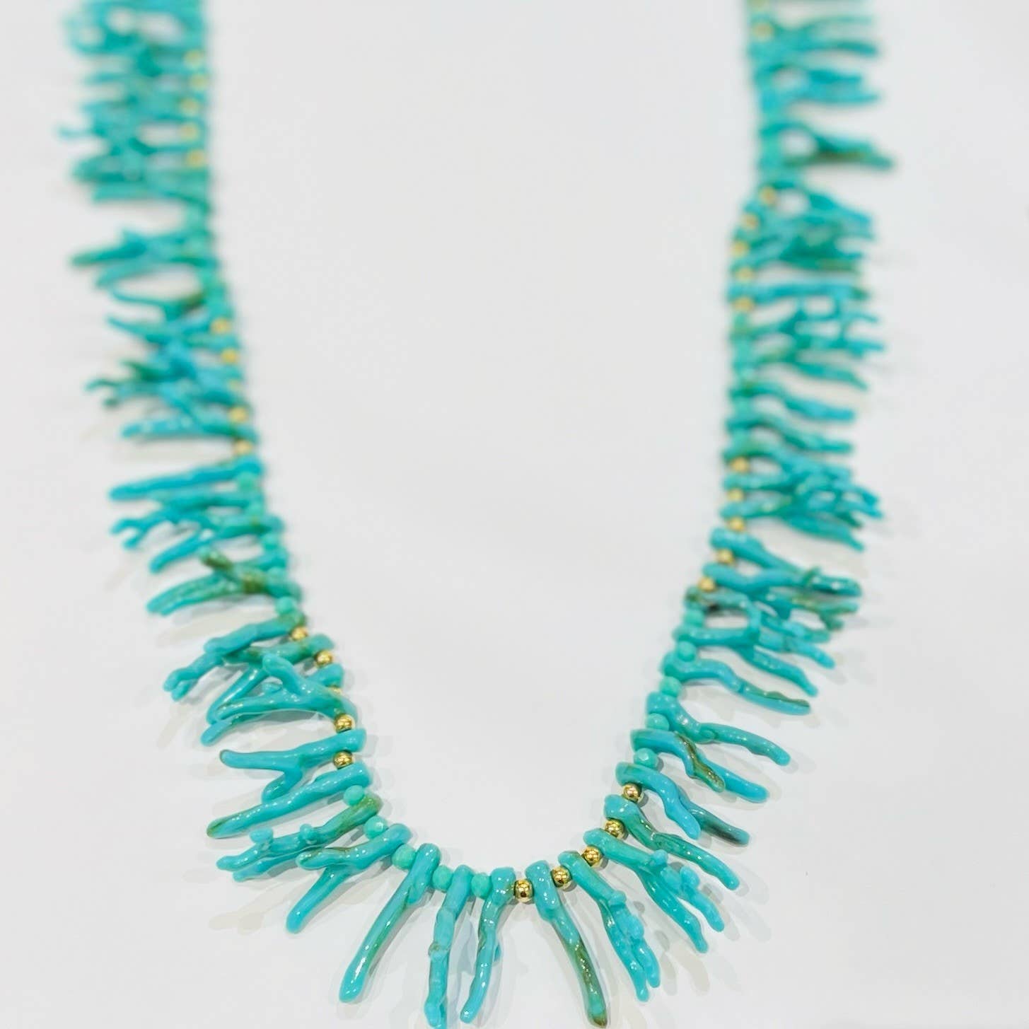 Bijoux 7bis - Vente Colliers tissés - Collier acier perles corail resine effet franges graphique1