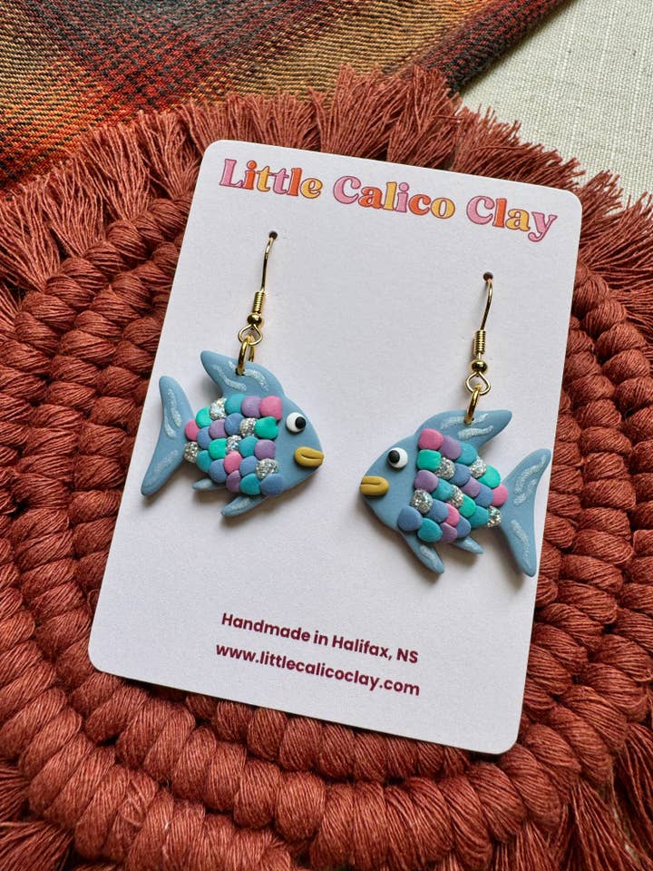 Boucles d'oreilles pendantes Poisson Arc-en-ciel | Argile polymère pour la vente par Little Calico Clay