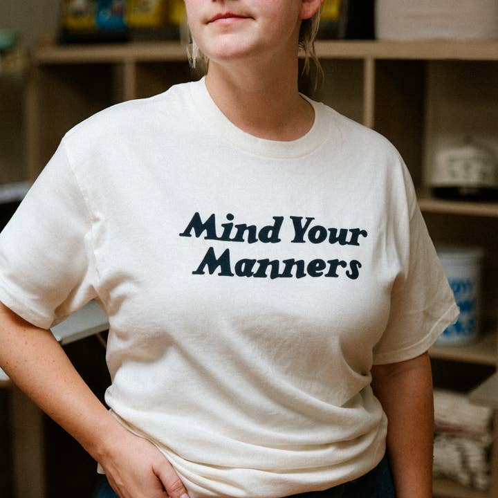 T-shirt med tryk: "Husk dine manerer" for engroshandel hos Parker Goods