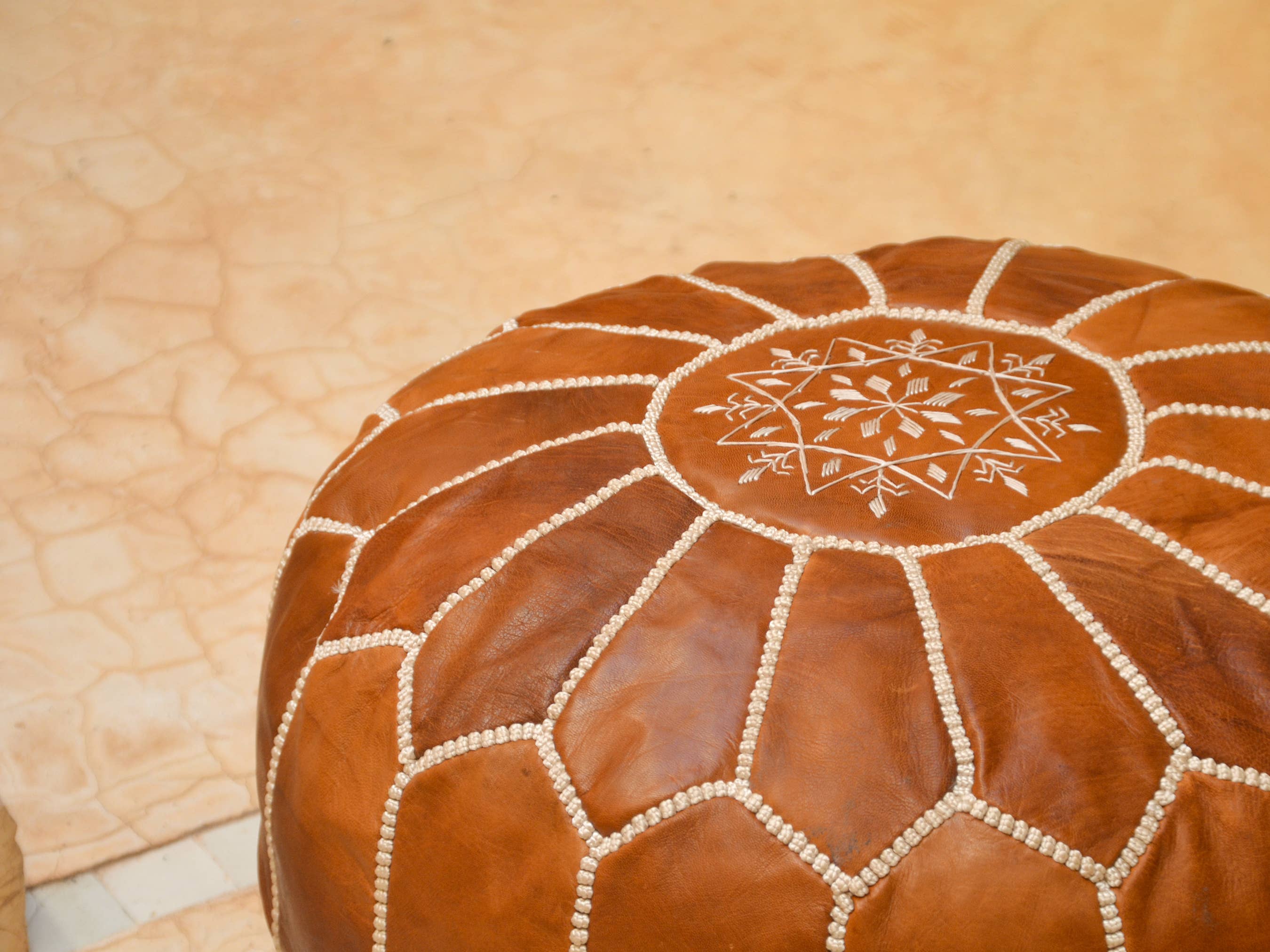 woolsouk ( We handle U.S. import procedures for you ) – Engroshandel Puf – læder puf-udstoppet-marokkansk puf-mørkebrun3