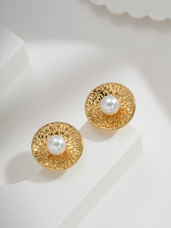 Boucles dorées martelées perle centrale – soleil nacré acier pour la vente par COSMOS