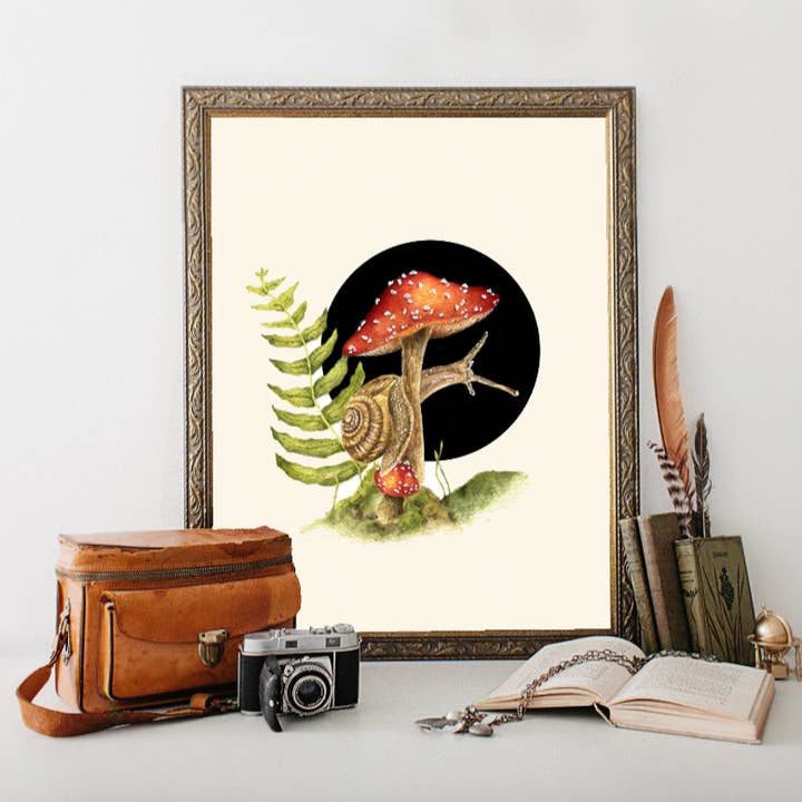 Impression artistique d'escargot, peinture d'escargot de jardin sur un champignon pour la vente par Kaleigh Day Art