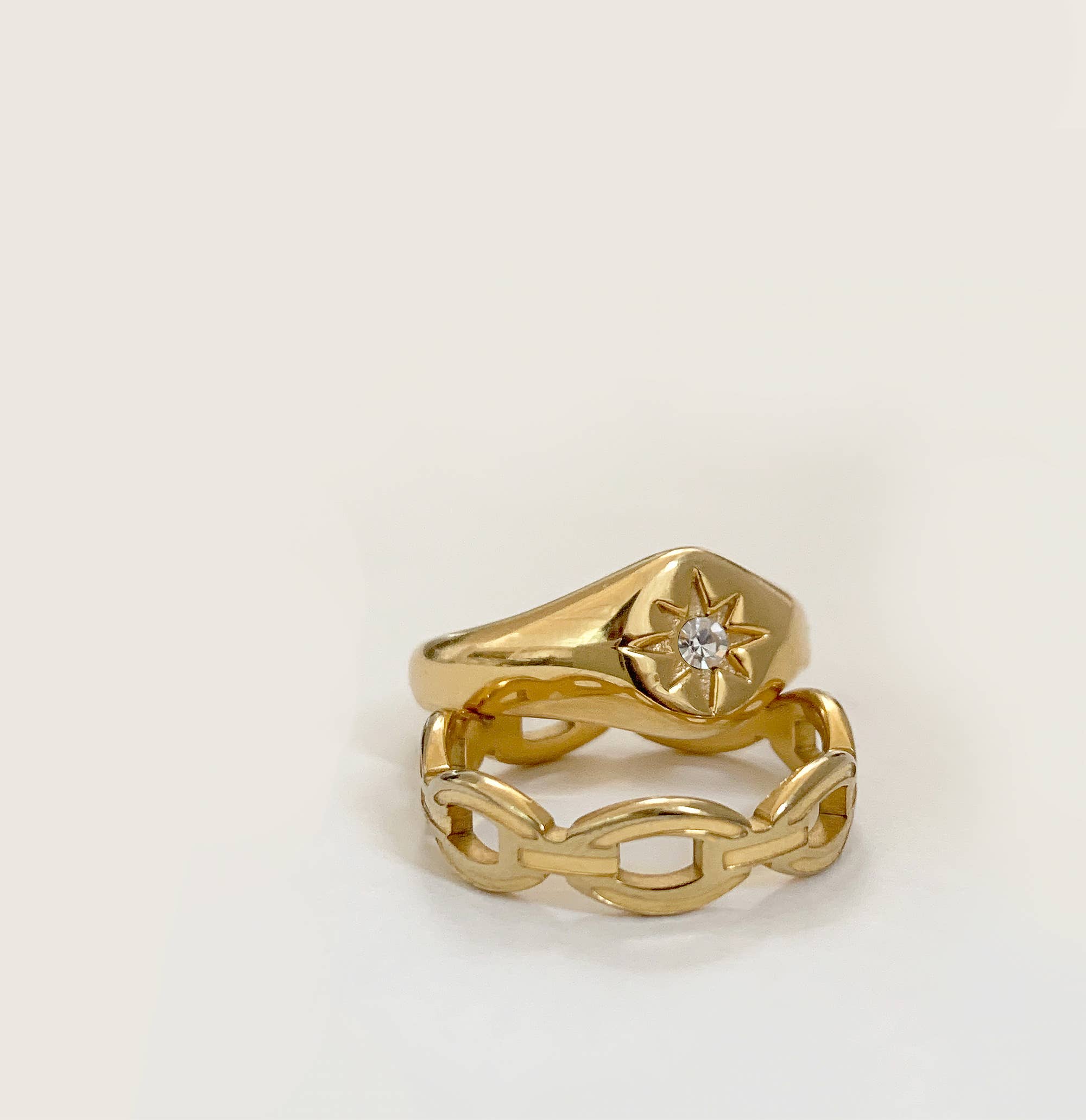 MAI DESIREE - Wholesale Signet Ring - AUGUST GOLD STARBURST SIGNET RING1