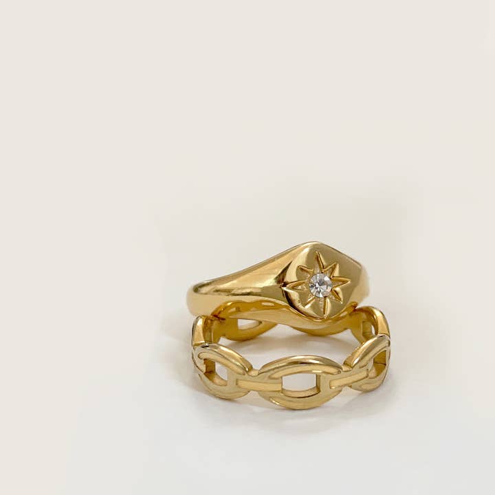 MAI DESIREE - Wholesale Signet Ring - AUGUST GOLD STARBURST SIGNET RING1