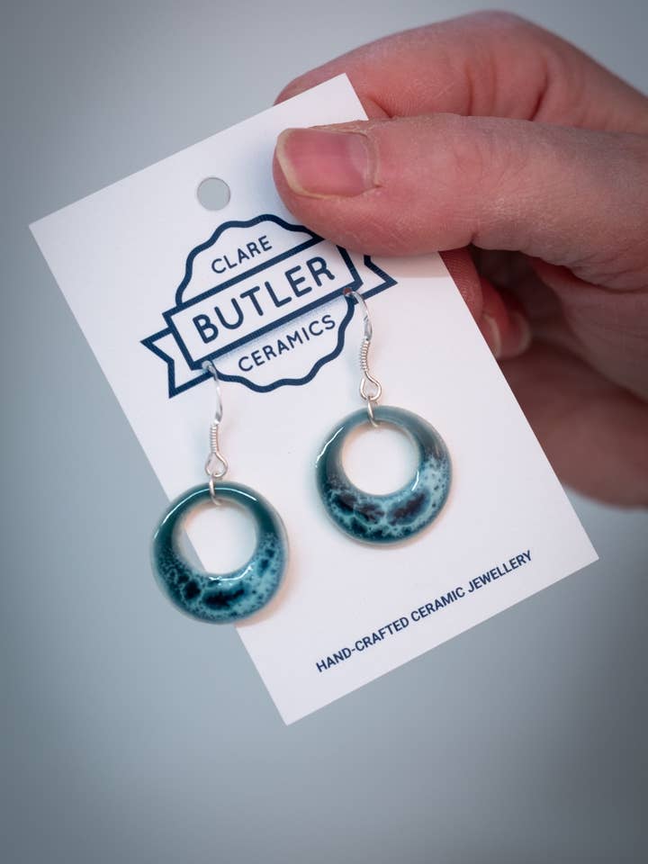 Coral Reef Green mellemstore creoler for engroshandel hos Clare Butler Ceramics