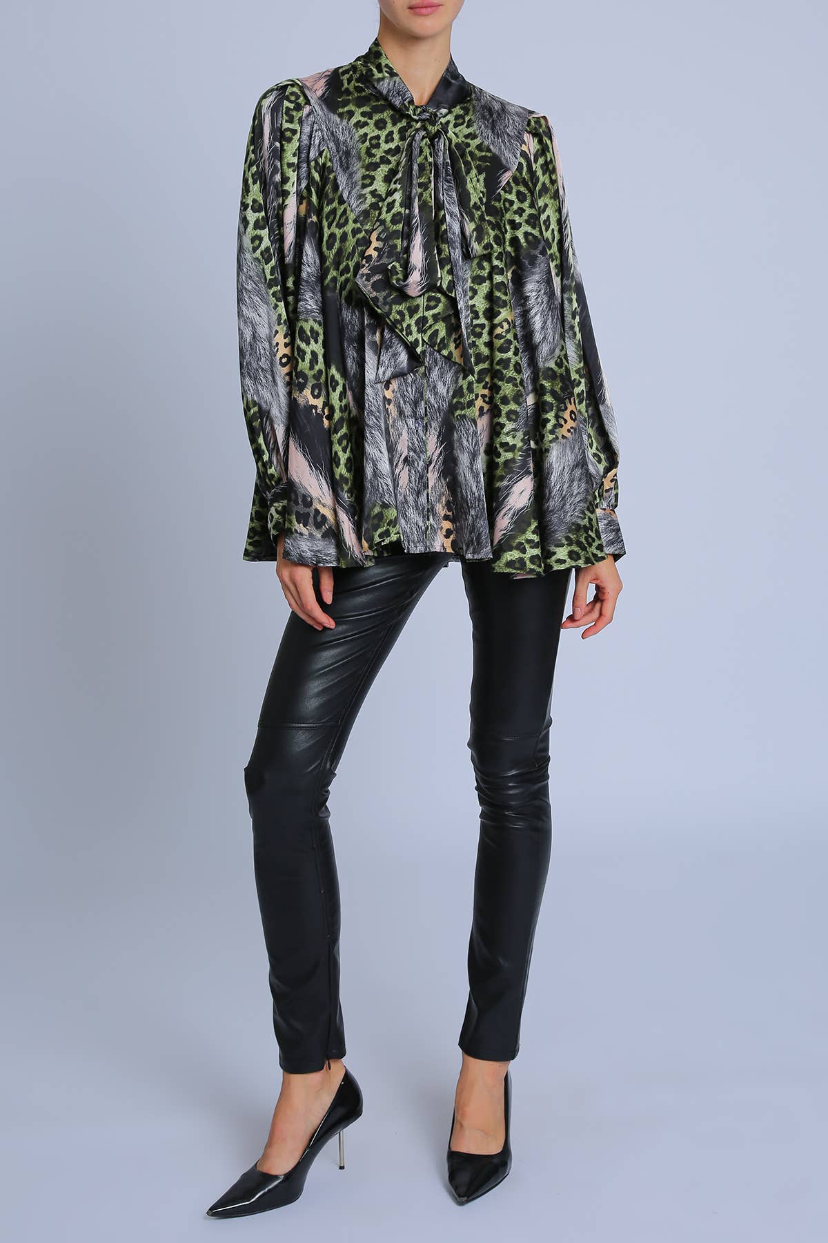 Vert Blouse en satin à col papillon imprimé léopard et fourrure PC2555 en vente sur Faire5