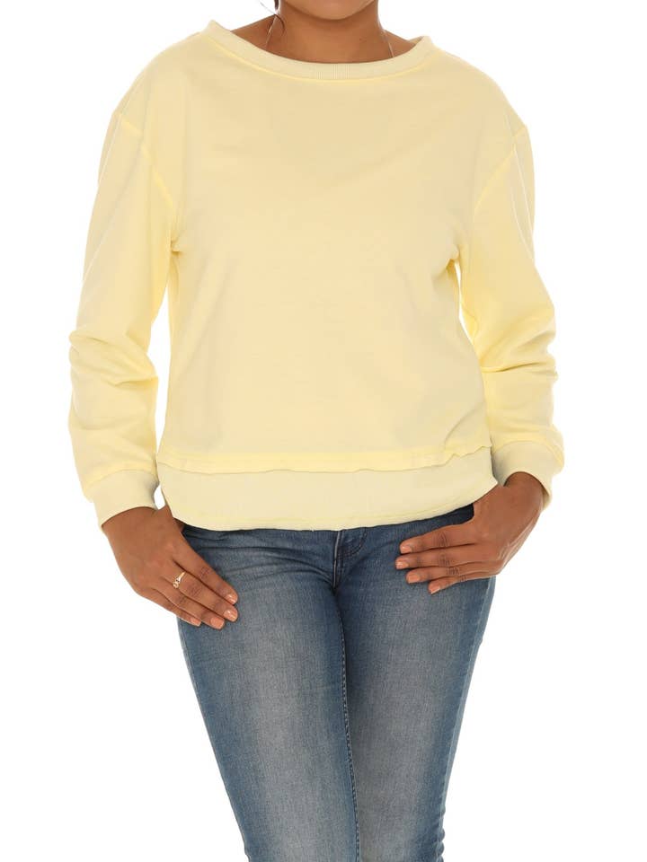 Sweat-shirt jaune à col rond pour la vente par Shoreline Wear. INC