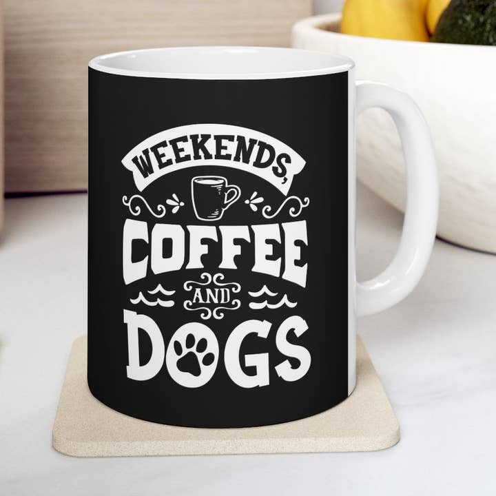 Tasse à café, Tasse à thé, Tasse en céramique Weekends Coffee and Dogs pour la vente par Upside Down Owl Farm