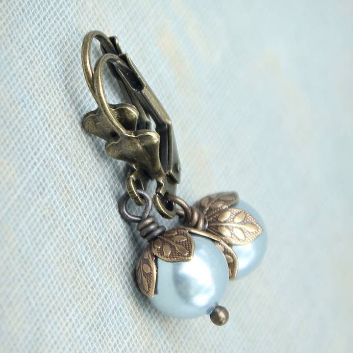 Petites boucles d'oreilles style vintage perle bleu sereine pour la vente par Circa 1890