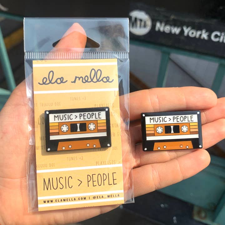 Pin's émaillé 3,8 cm mix tape « music > people » pour la vente par Ela Mella