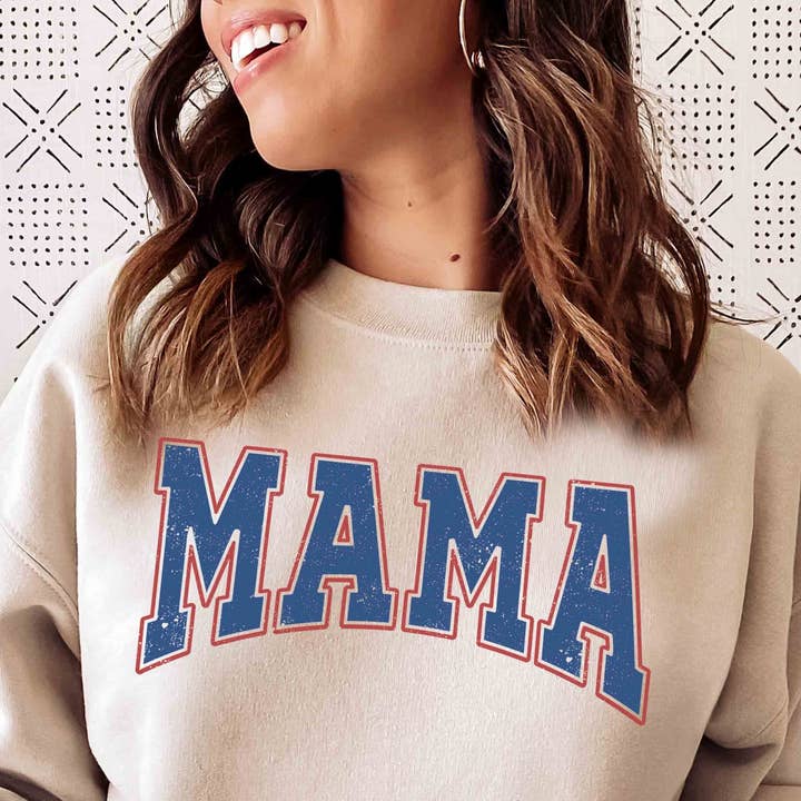 Sweat-shirt graphique VARSITY MAMA pour la vente par BLUME & CO.