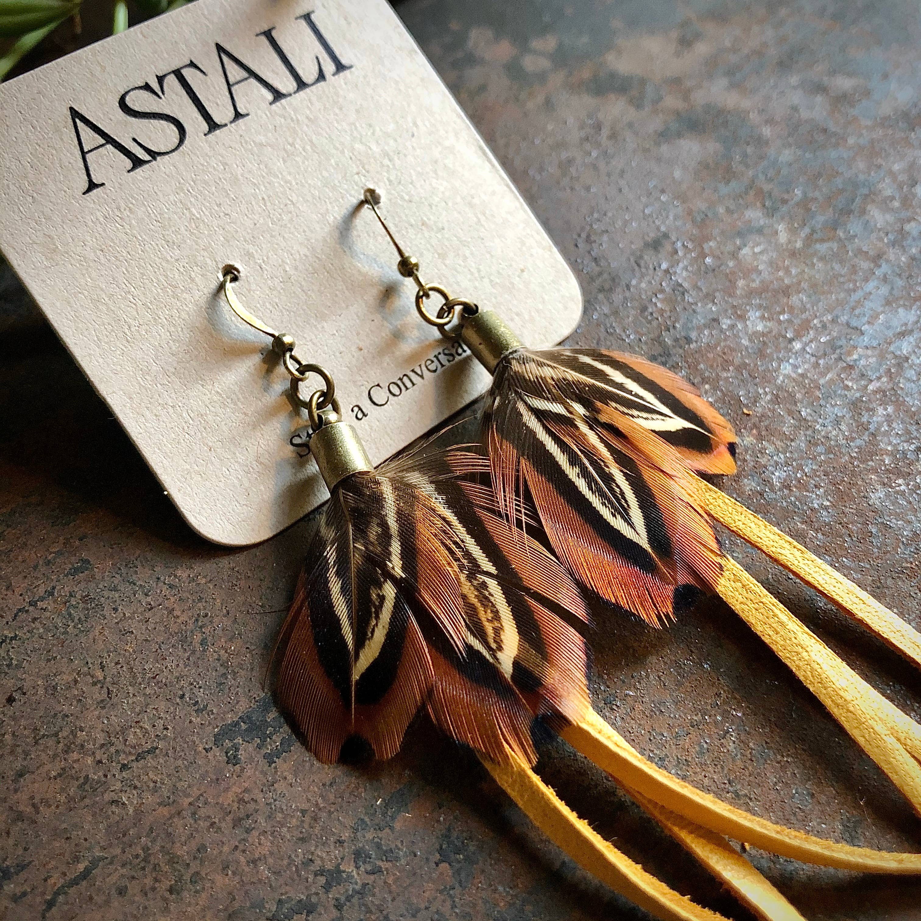 ASTALI - Wholesale Kwastjesoorbellen - Mini-oorbellen met veren - goudleer en fazantenveren7