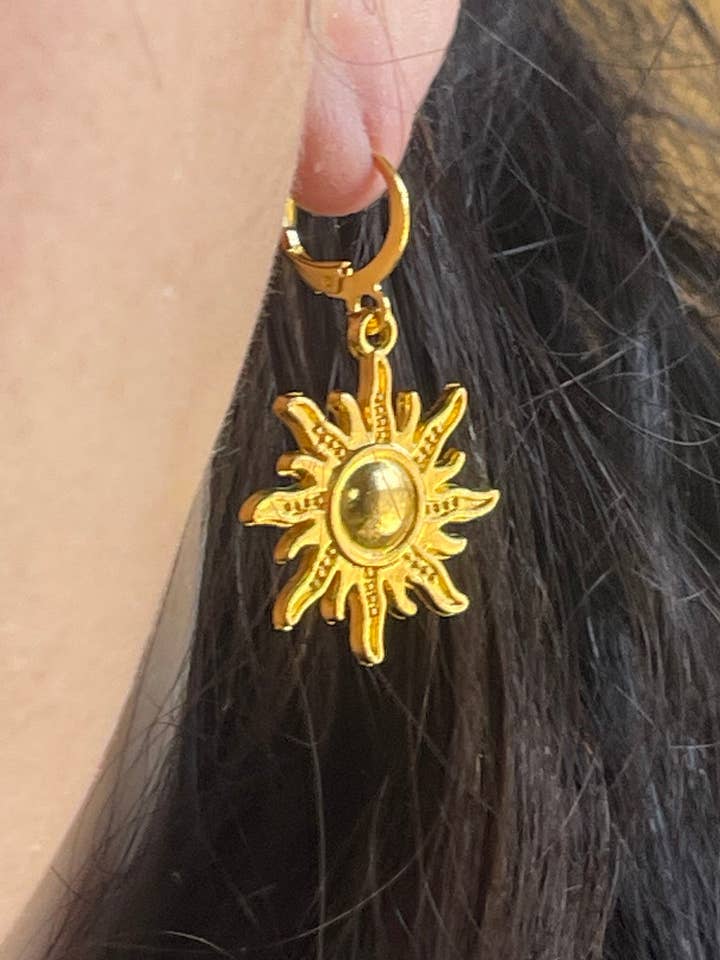 Boucles d'oreilles en forme de soleil, boucles d'oreilles pendantes, boucles d'oreilles étoiles minimalistes pour la vente par Tumbledshop