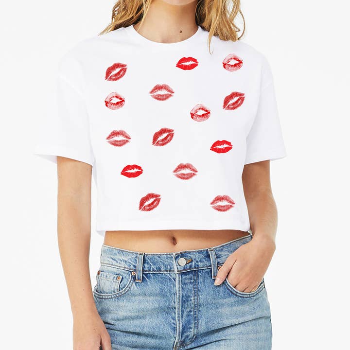 T-shirt court de la Saint-Valentin avec baisers de rouge à lèvres – Imprimé graphique de baisers mignons pour la vente par Hansen Party Mama