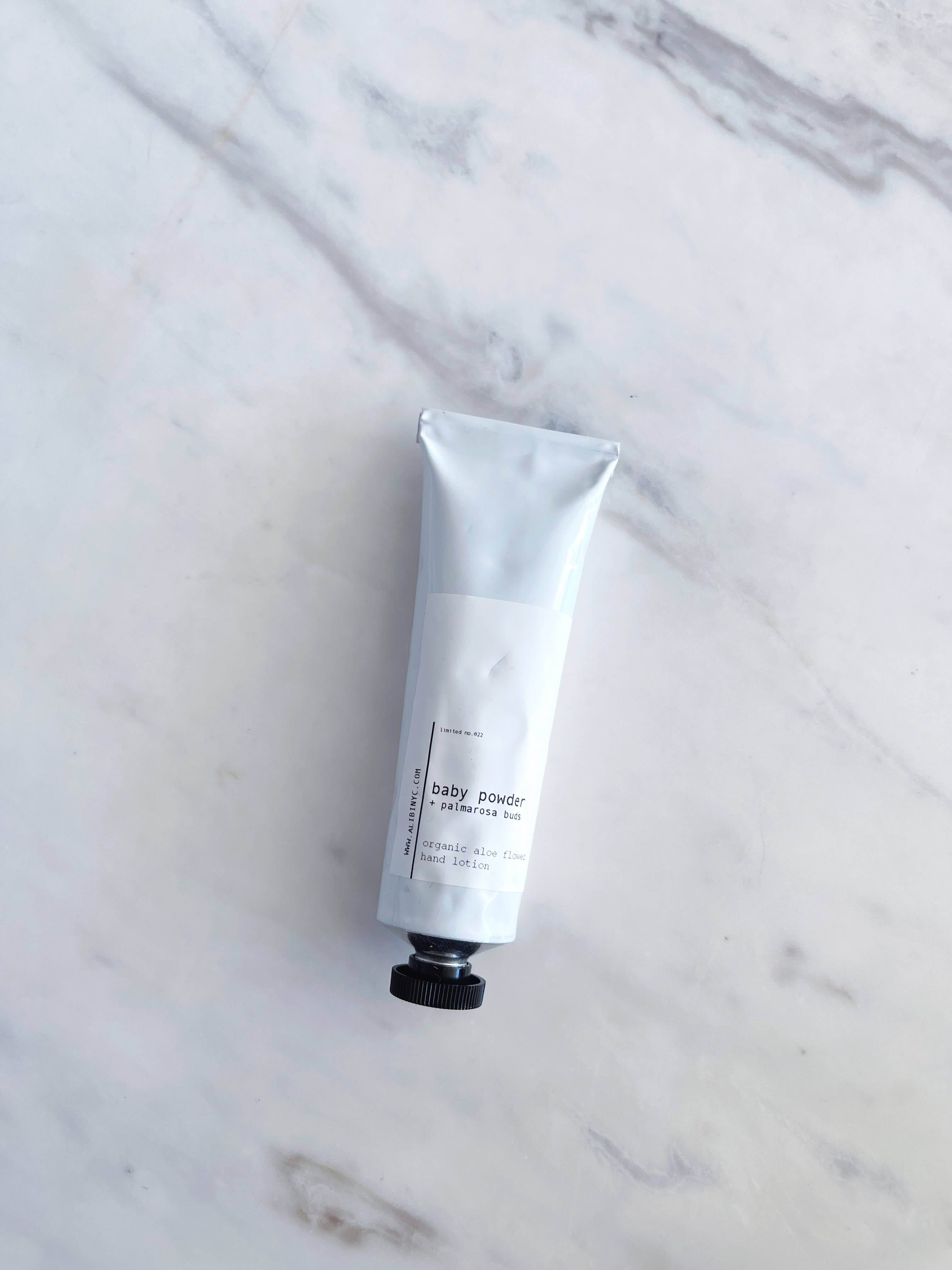 ALIBI NYC – Creme/loção para as mãos por atacado – PÓ PARA BEBÉ+BOTÕES PALMAROSA | LOÇÃO DE MÃO BIOLÓGICA ALOE FLOR3