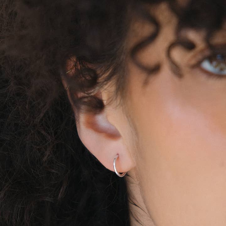 Brincos de Argola Mini em Prata por atacado de The Land of Salt