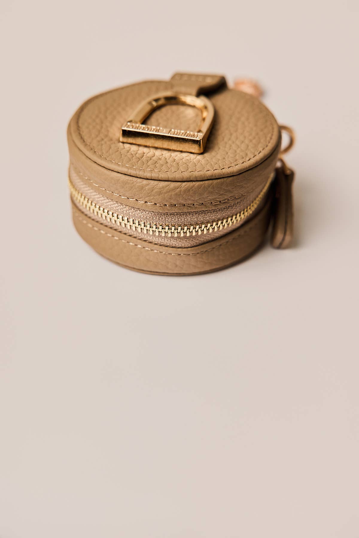 Oakbark & Chrome – wholesale Keychain – Women's – Stirrup Accessory Keeper in Wheat1