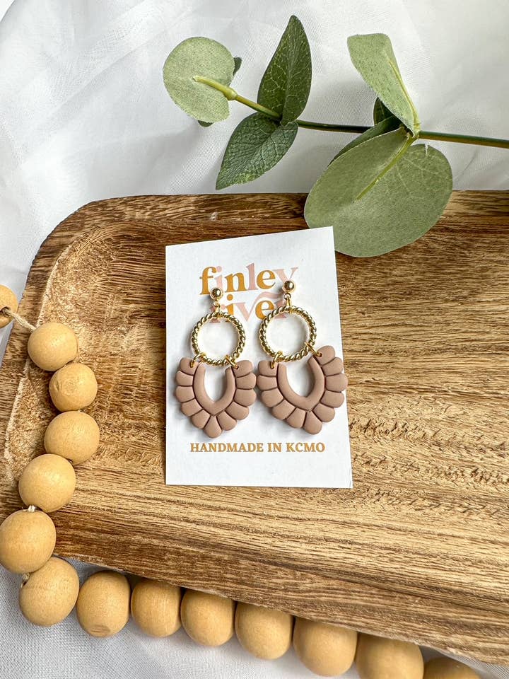 Vivienne Dangles | Mokka | Ohrringe aus Ton für den Großhandel von Finley River | Trendy Polymer Clay Earrings | Hypoallergenic