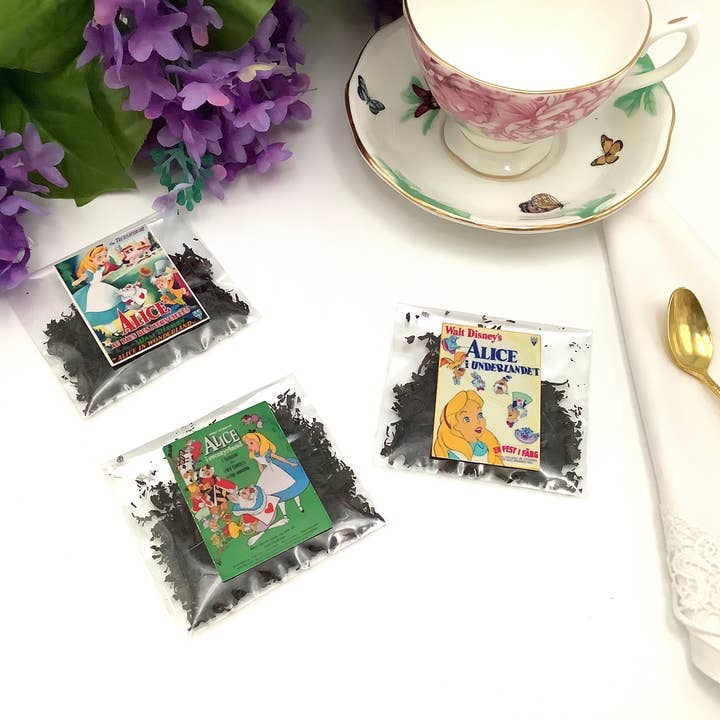 Affiches vintage du film Alice. Assortiment de sachets de thé en vrac pour la vente par All Little Cute Things