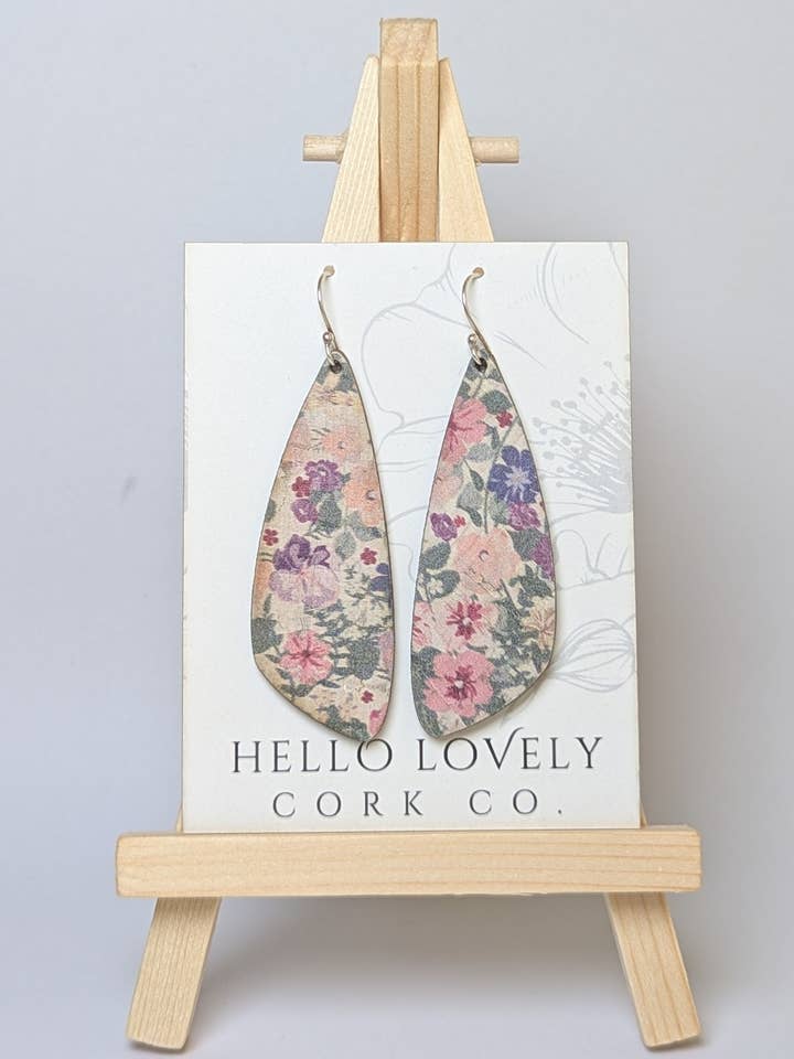 Korkohrringe, rosa Stiefmütterchen, kleiner Flügel für den Großhandel von Hello Lovely Cork Co.