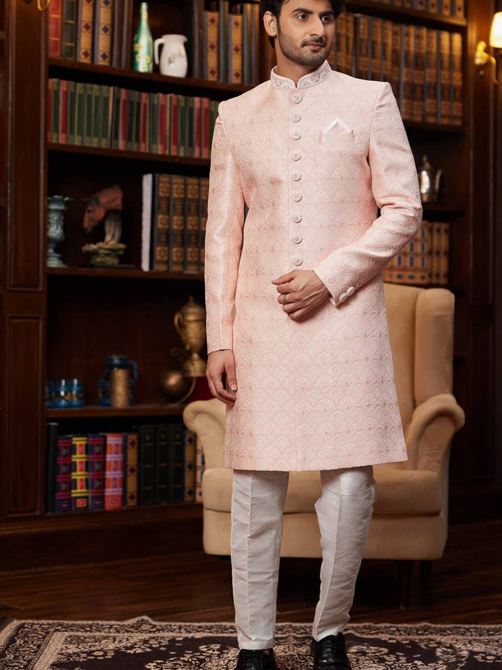 Persikofärgad Jacquard Silke Indo Västerländsk Traditionell Sherwani Lång Kurta & Byxa för Män för Bröllop - Broderiarbete för wholesale av HATKE BRIDE