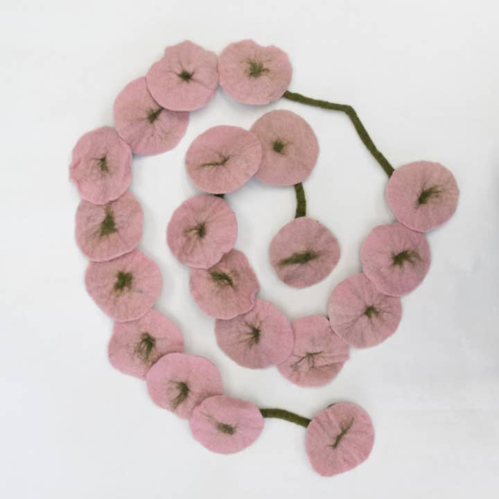 Guirlande - Vigne de Fleurs en Feutre - Rose pour la vente par The Winding Road