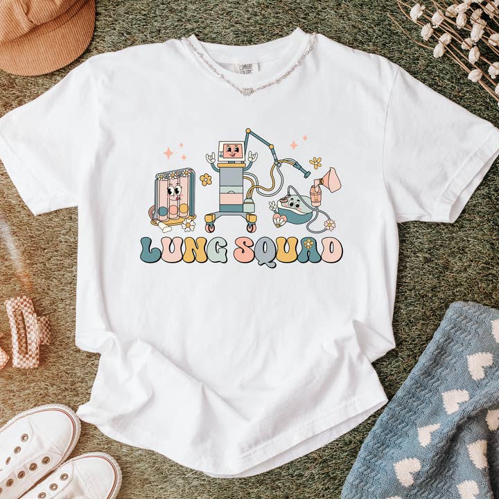 Lung Squad Retro Grafisk T-shirt | Respiratorisk Terapeut T-shirt | RT Gave | Pulmonologi Team T-shirt | Medicinsk Arbejder Grafisk T-shirt for engroshandel hos Swain Co.