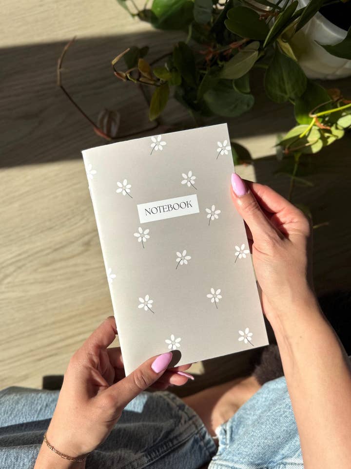 Caderno A5 Forrado Floral Bege por atacado de By Us With Love