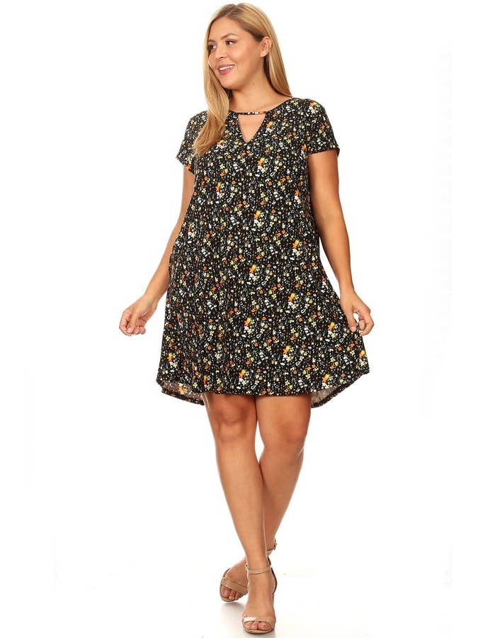 VIBE Apparel Co – wholesale Klänning - Dam – Plus mörk Ditsy blommig nyckelhål sväng klänning6