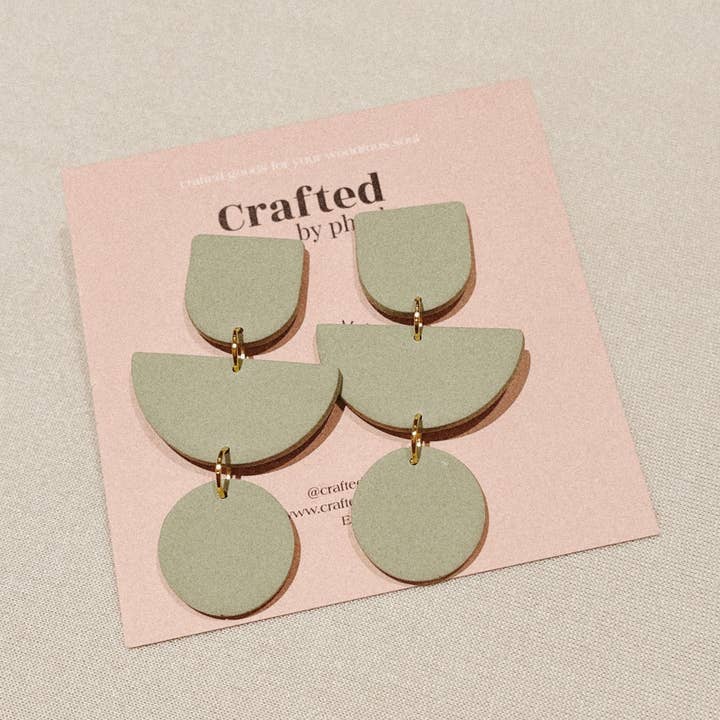 Juni guldpläterade nickelfria dingelörhängen för wholesale av Crafted by Pheebs