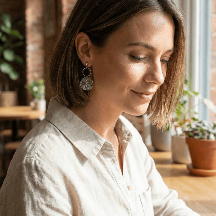 Oceanic Jewellers - Majique London - Vente Boucles d'oreilles pendantes - Boucles d'oreilles en acrylique avec anneau argenté5