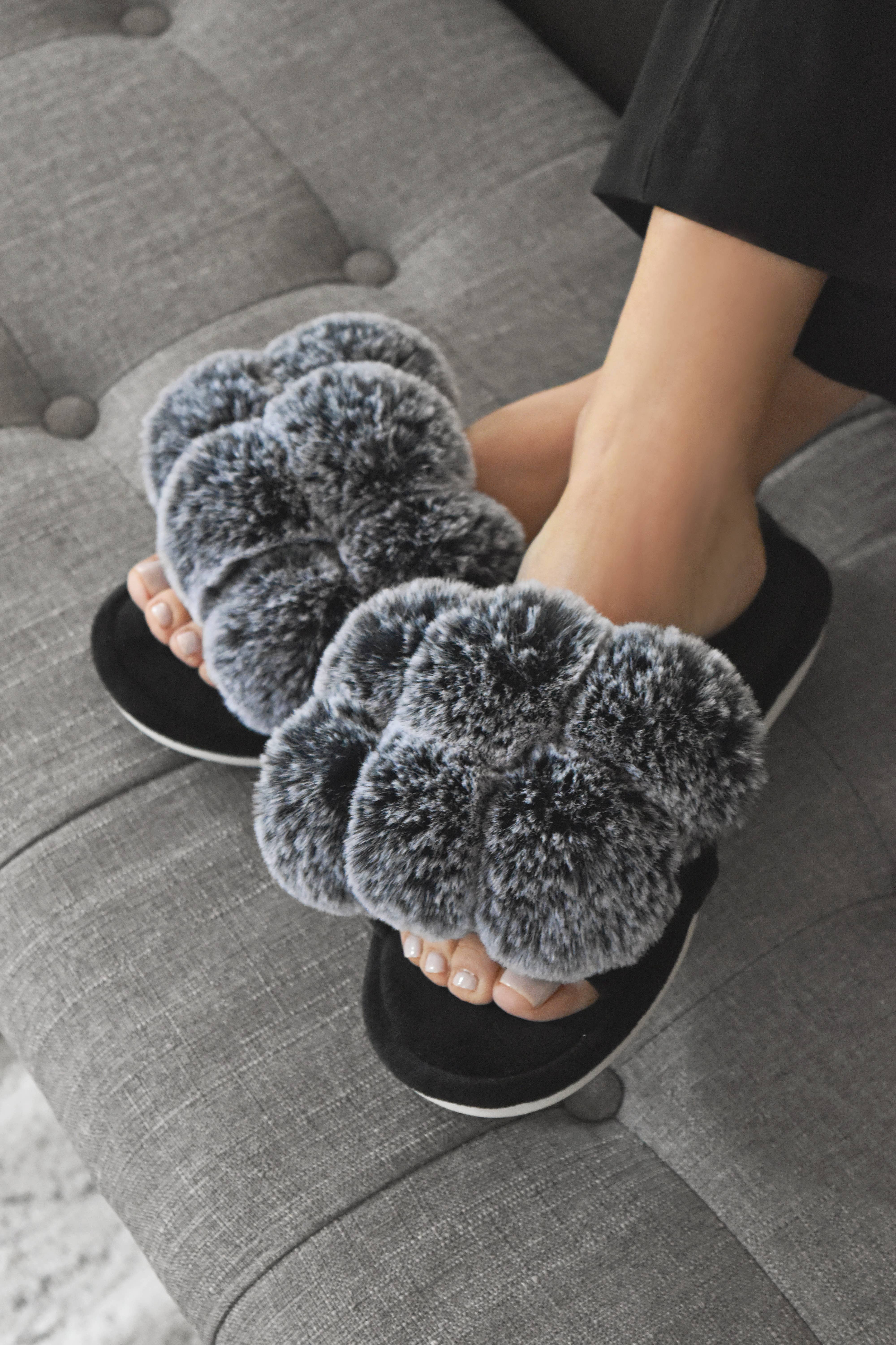 Infinity Classics International Inc. - Vente Chaussons – femme - Pantoufles en peluche MeMoi Luxe Pompon à bout ouvert2