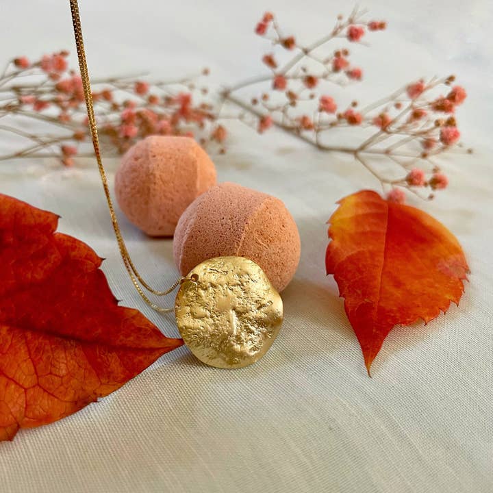 Collier Médaille Martelée pour la vente par My Little Bijou