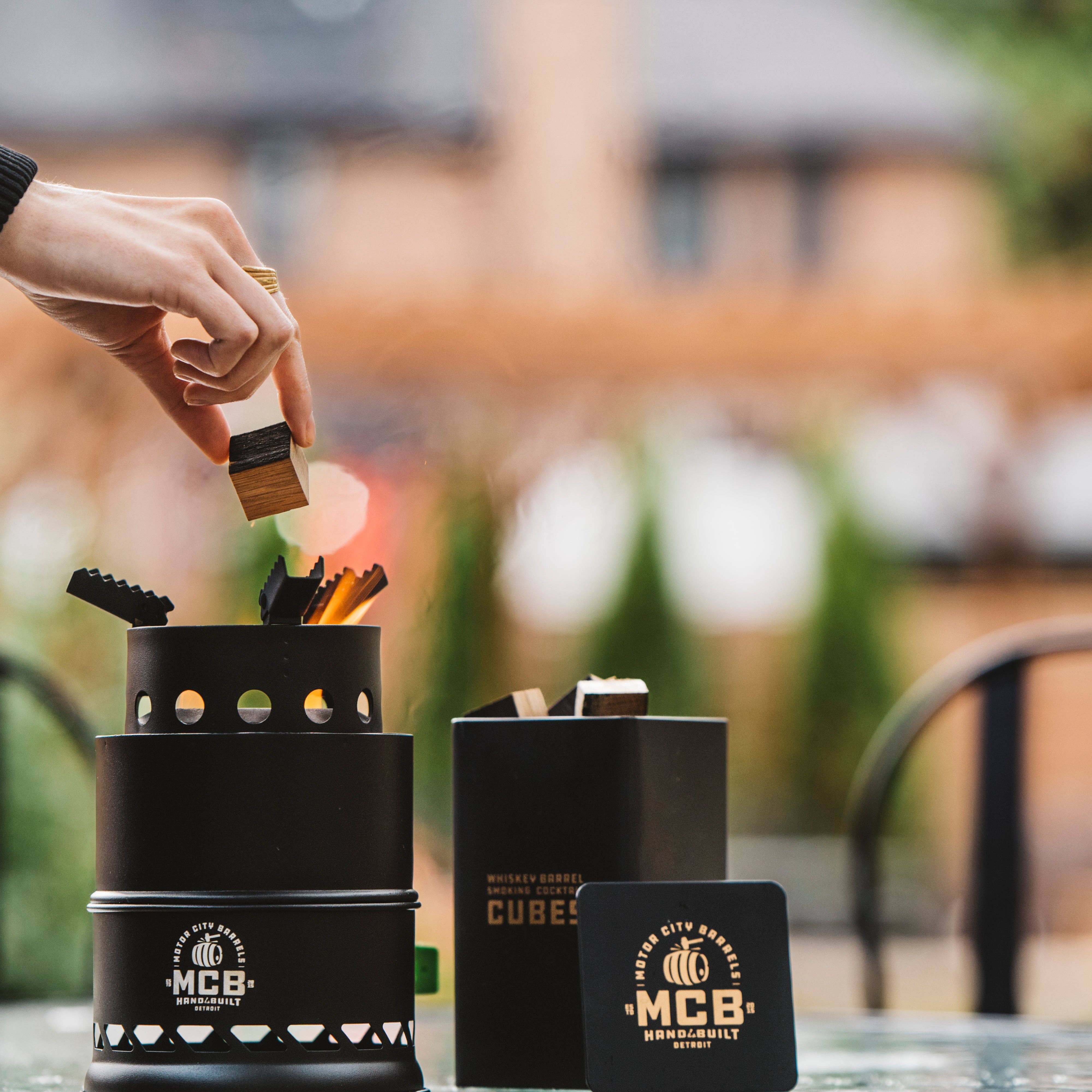 Motor City Barrels – Poço de fogo por atacado – Mini fogueira sem fumaça com cubos de madeira para defumar em barril6