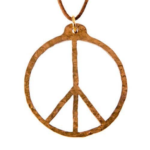 Handgehamerde Peace Symbol Peace Bronze halsketting met hanger aan verstelbaar koord van natuurlijke vezels voor wholesale door From War to Peace