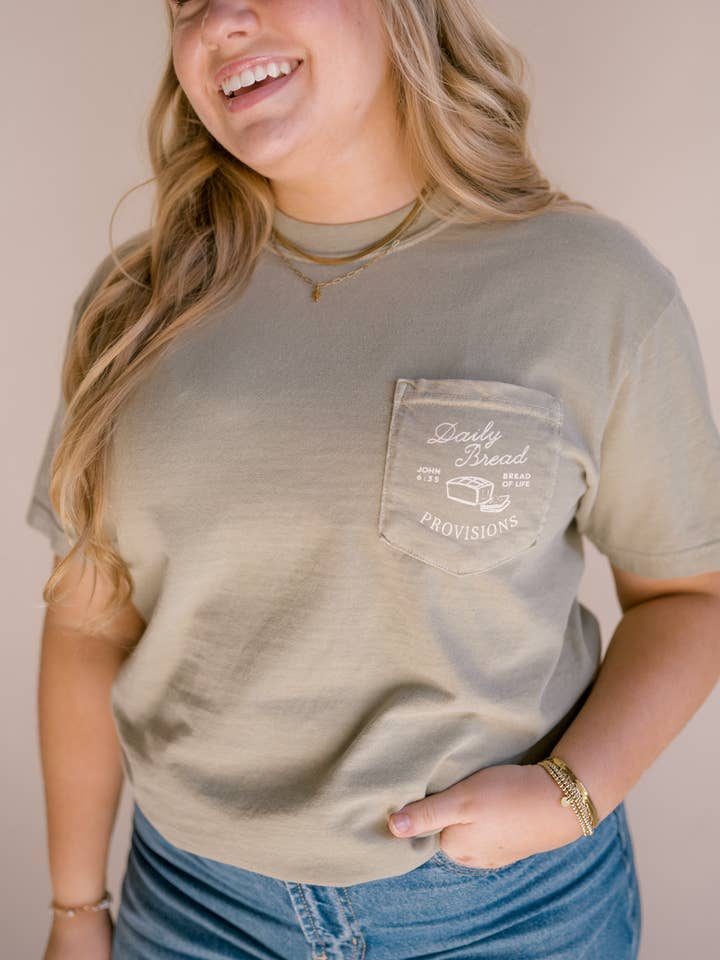 Maglietta Pane Quotidiano - Salvia | Maglietta Cristiana per la vendita all'ingrosso da parte di Dear Heart